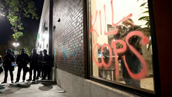 محتجون يضرمون النار بمبنى محكمة في كاليفورنيا