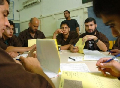 هيئة الأسرى :25 أسيراً يُنهون تعليمهم الجامعي في سجون الاحتلال