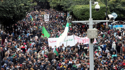 آلاف المتظاهرين يحتشدون في شوارع العاصمة الجزائرية