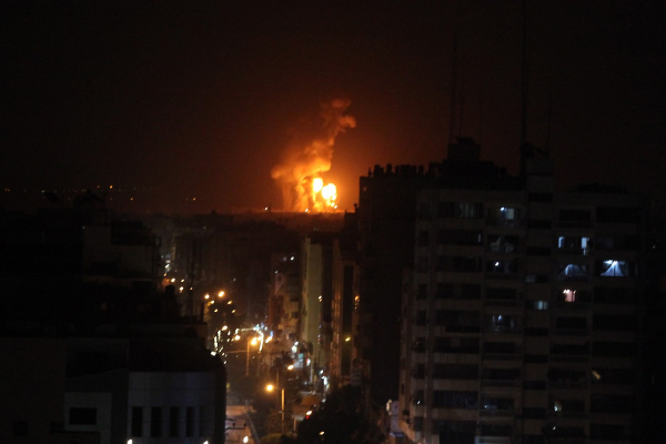 سلسلة غارات صهيونية على قطاع غزّة بزعم الرد على "إطلاق البالونات الحارقة"