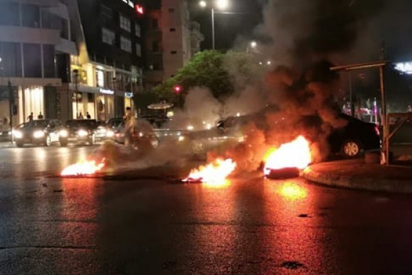 قطع الطريق عند ساحة ايليا احتجاجاً على تردي الأوضاع المعيشية