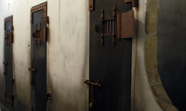 مركز حنظلة يحذر من استغلال الاحتلال لكورونا من أجل عزل الأسرى