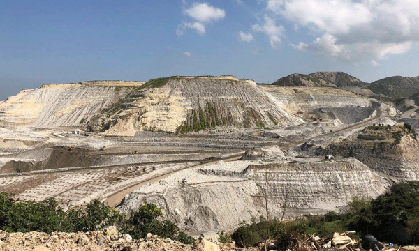 لجنة كفر حزير البيئية : مصانع الإسمنت استغلت فرصة المولد النبوي لتدمر الجبال المزروعة