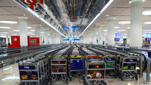 طيران الإمارات تدفع بعض الموظفين للحصول على إجازة بدون راتب