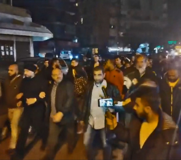 مسيرة احتجاجية من ساحة النور باتجاه منازل عدد من السياسيين