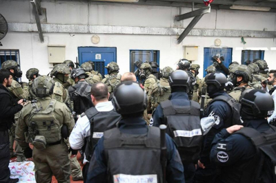 أسرى &quot;عوفر&quot; يقررون البدء بخطوات احتجاجية رفضًا لعمليات التفتيش والقمع المتصاعدة