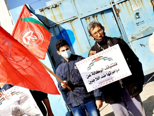 الشعبية تنظم وقفات أمام مراكز &quot;الأونروا&quot; رفضًا لاستمرار قراراتها بحق اللاجئين والموظفين